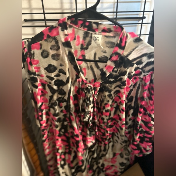 Beautiful pink and black leopard top! - Picture 2 of 2